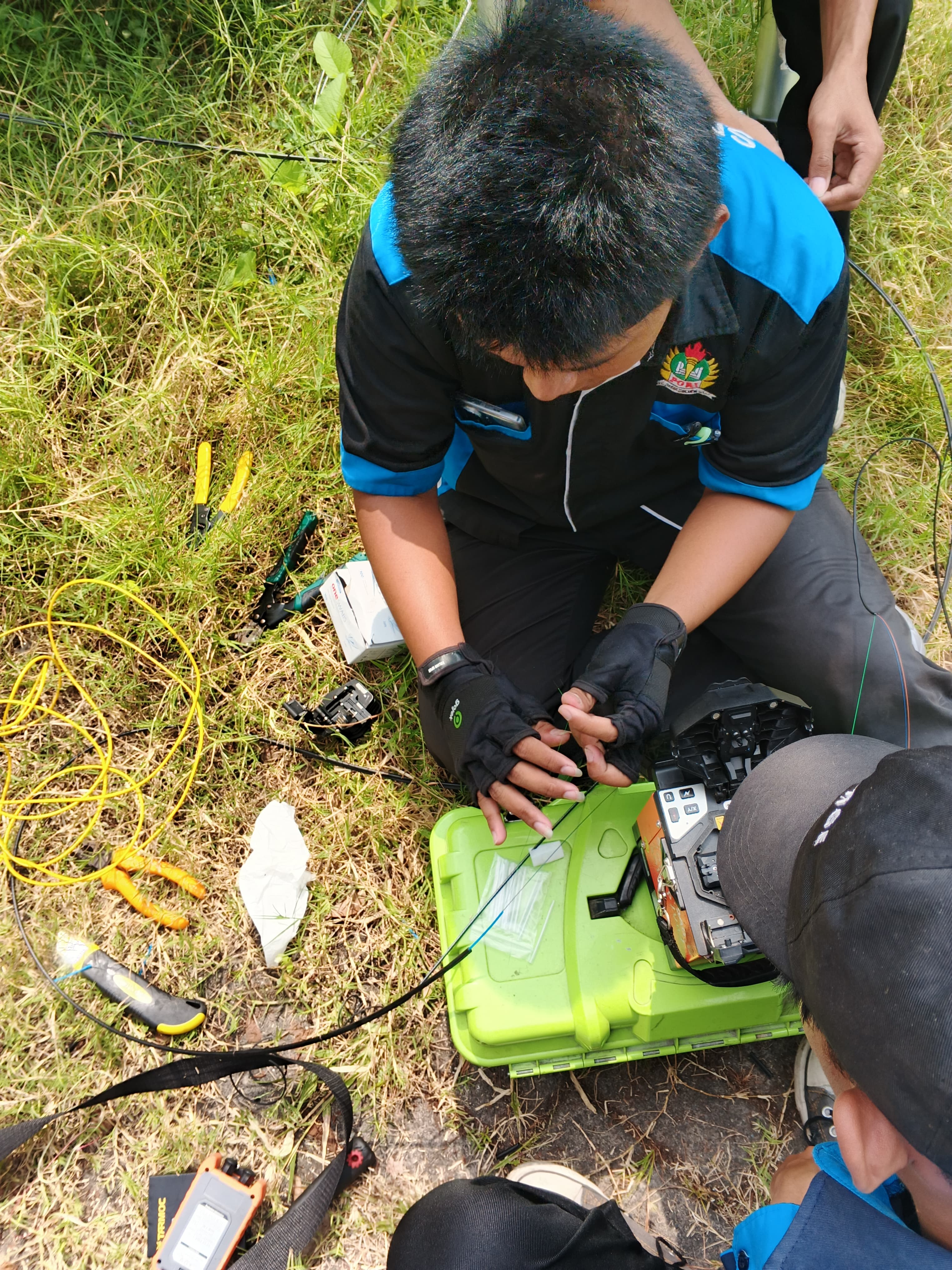 Siswa melakukan splicing fiber optik